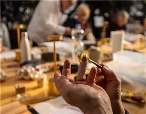 Vergolder Workshop: Weihnachtsschmuck mit 24-Karat-Blattgold